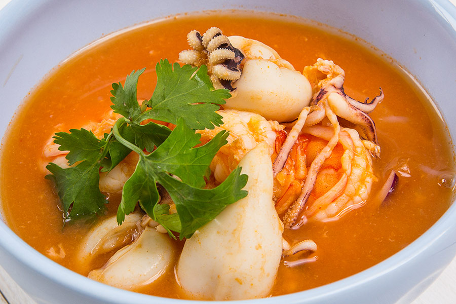 Томатный суп из морепродуктов с лапшой ширатаки