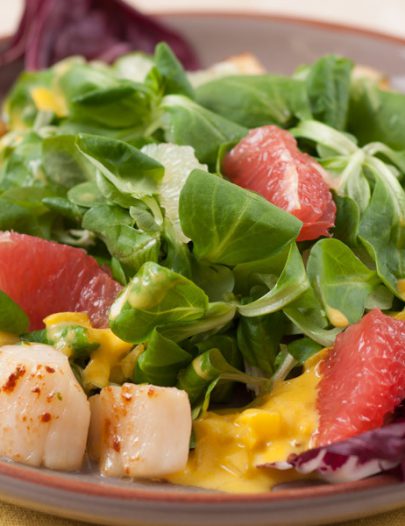 Корн салат с морским гребешком и манговым соусом