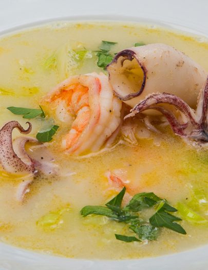 Суп из нута с креветками и кальмарами