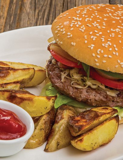 Чизбургер с говяжьей котлетой и запеченным картофелем