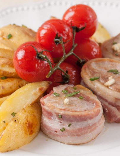 Турнедо из свинины с запеченным картофелем и томлеными в прованских травах томатами черри
