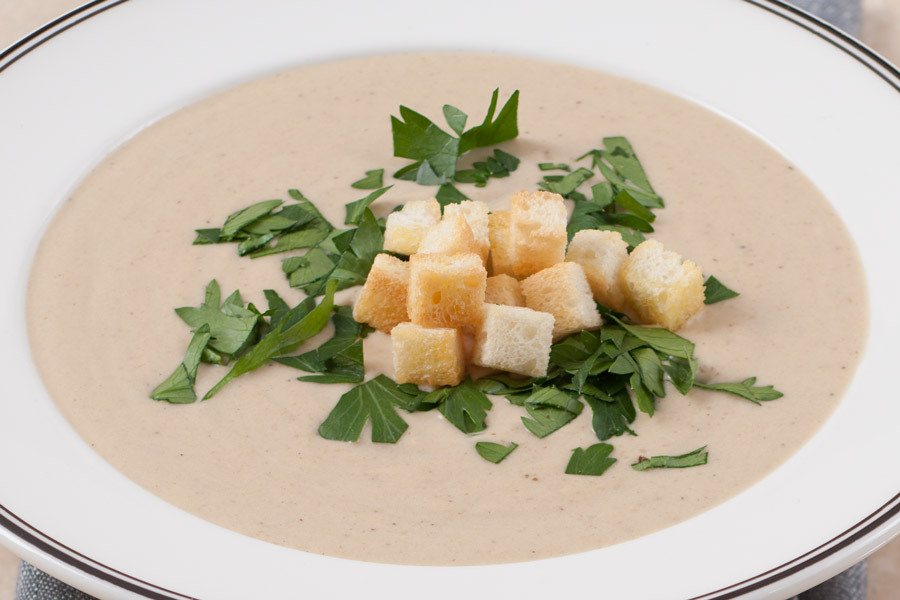 Крем-суп из белых грибов с трюфельными крутонами