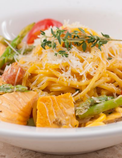 Спагетти с сёмгой и спаржей в сливочном соусе